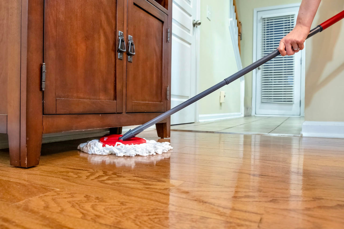 Microfiber Spin Mop & Bucket Floor Cleaning System with 2 Refills O659965